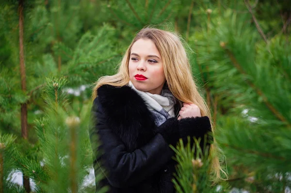 Çamlar içinde poz kız