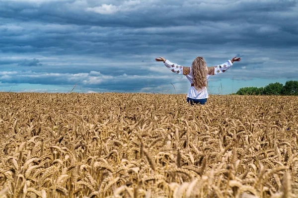 Fille se lever parmi le champ de blé — Photo