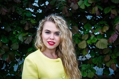 Sarı montlu duygusal Park'ta poz çekici sarışın