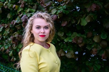 Sarı montlu duygusal Park'ta poz çekici sarışın