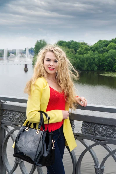 Meisje rusten op de dijk van de rivier — Stockfoto