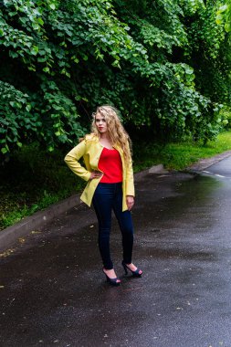 Yeşil park kamera için poz sevimli kız öğrenci