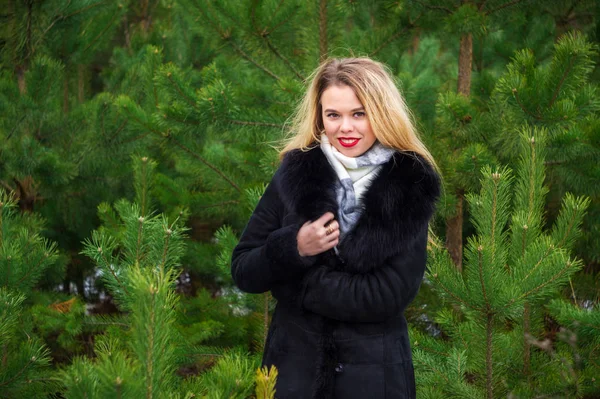 Vrouw poseren in de dennen — Stockfoto