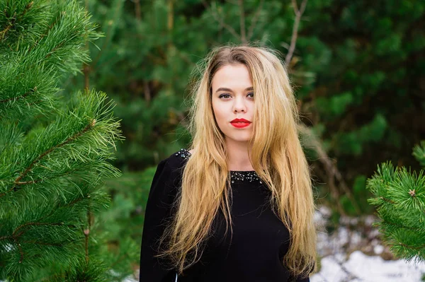 Meisje poseren in de dennen — Stockfoto