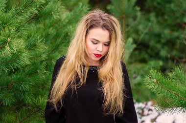 Çamlar içinde poz kız