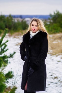 Çamlar içinde poz kız