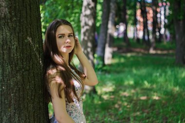 modelleri yeşil bir parkta baharda poz.