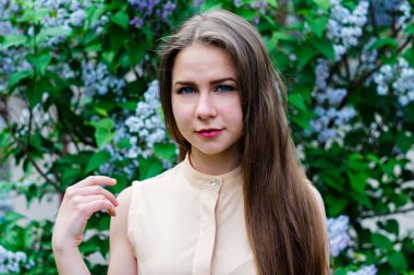 Garden çiçek leylak karşı poz ile güzel kız.