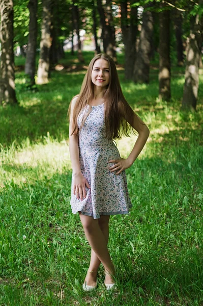 modelleri yeşil bir parkta baharda poz.