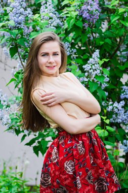 Garden çiçek leylak karşı poz ile güzel kız.