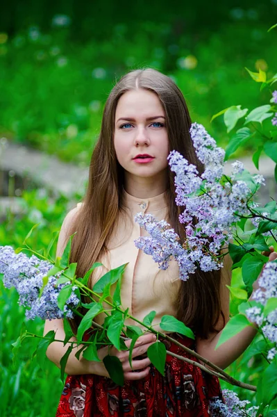 Garden çiçek leylak karşı poz ile güzel kız.