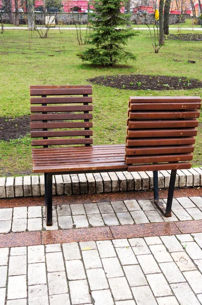 A wooden bench in the park — Stock Photo, Image