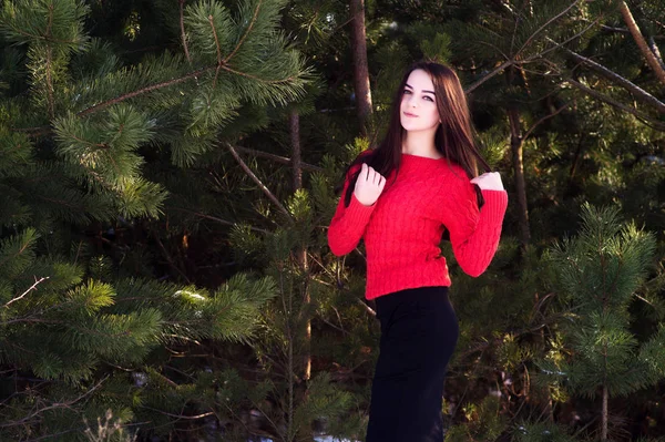 Hermosa joven en un bosque de invierno blanco — Foto de Stock