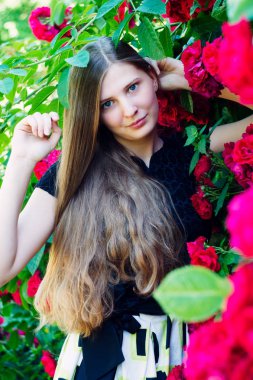 genç güzel kız daire çiçek