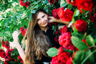 genç güzel kız daire çiçek