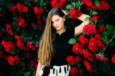 genç güzel kız daire çiçek