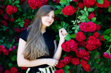 genç güzel kız daire çiçek