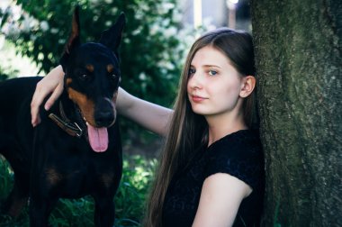 Bir kız ile bir köpek bir parkta