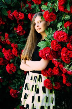 genç güzel kız daire çiçek