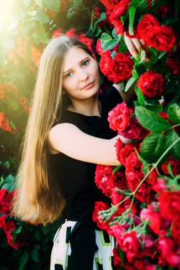 genç güzel kız daire çiçek