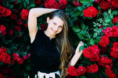 genç güzel kız daire çiçek