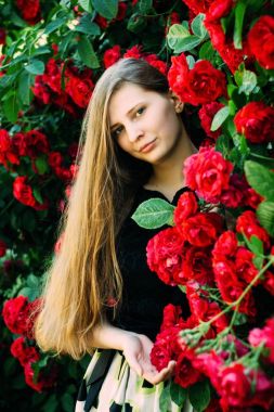 genç güzel kız daire çiçek