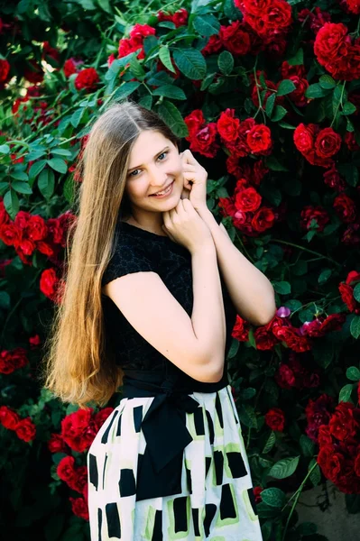 Молодая красивая девушка круг цветов — стоковое фото