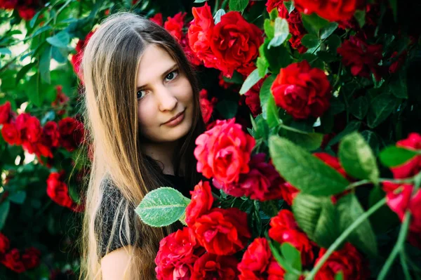 Joven hermosa chica círculo de flores — Foto de Stock