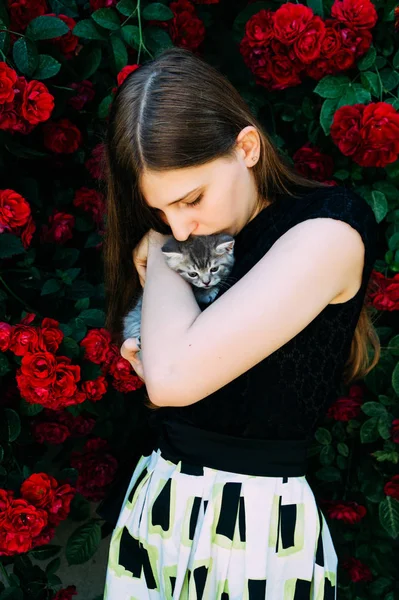Дівчина з британським сірий кошеня на руках — стокове фото
