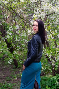 Siyah saçlı, siyah ceket genç kadın