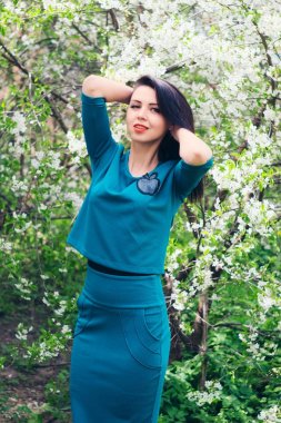 Bahar Çiçek bahçesinde genç güzel kadın