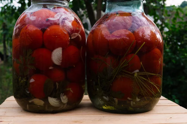 Pomodori in scatola fatti in casa in un barattolo di vetro — Foto Stock