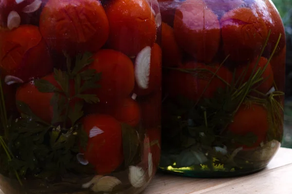 Tomates enlatados caseros en un frasco de vidrio —  Fotos de Stock