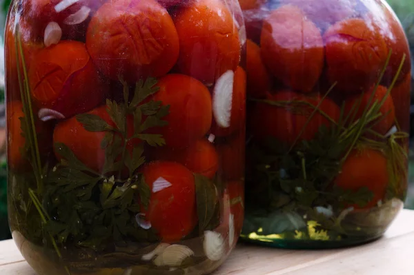 Tomates enlatados caseros en un frasco de vidrio — Foto de Stock