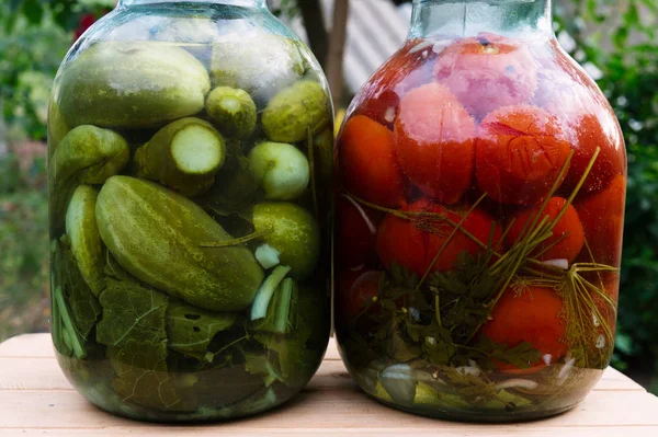Domácí konzervované rajčata a okurky — Stock fotografie