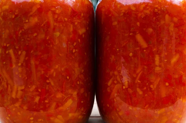 Κονσέρβες ντομάτας καρύκευμα σε ένα γυάλινο βάζο — Φωτογραφία Αρχείου
