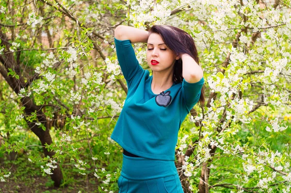 Jeune belle femme au printemps florissant jardin — Photo