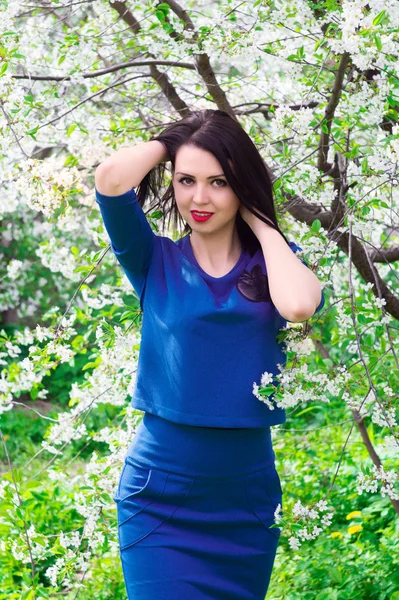 Bahar Çiçek bahçesinde genç güzel kadın