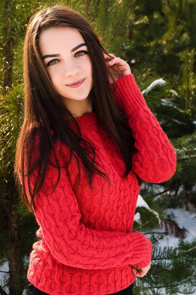 Красивая девушка в белом зимнем лесу — стоковое фото