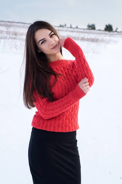 Dziewczyna w snowy stoczni zimą w czerwonym drutach sweter. — Zdjęcie stockowe