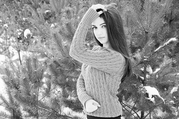 Genç bir kızın siyah beyaz portresi.