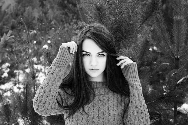 Черно-белый портрет молодой девушки. — стоковое фото