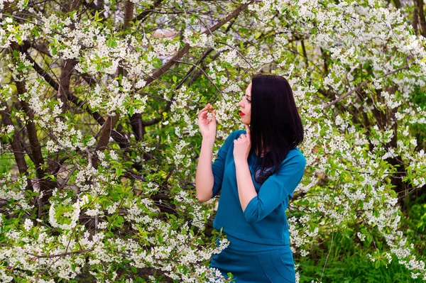 Giovane bella donna in primavera fioritura giardino — Foto Stock