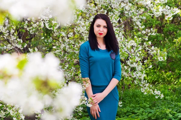 Mujer hermosa joven en el jardín floreciente de primavera — Foto de Stock