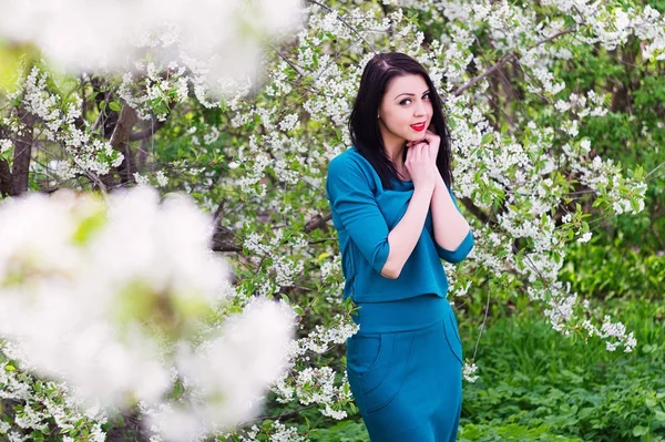 Fiatal gyönyörű nő, a tavasszal virágzó kert — Stock Fotó