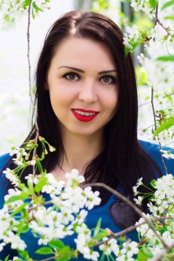 Bahar Çiçek bahçesinde genç güzel kadın