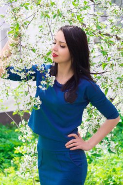 Bahar Çiçek bahçesinde genç güzel kadın