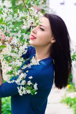 Bahar Çiçek bahçesinde genç güzel kadın