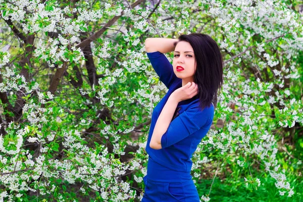 Mujer hermosa joven en el jardín floreciente de primavera — Foto de Stock
