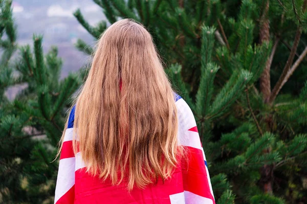 Портрет молодої дівчини з прапором Сполучене Королівство на спині — стокове фото